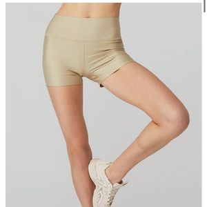 Alo Yoga 3” high waist airlift short size S. Worn once.
